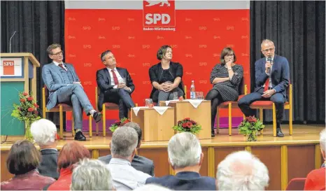  ?? FOTO: THOMAS SIEDLER ?? Bei der Feier zum 70-jährigen Bestehen des SPD-Ortsverein­s Ellwangen (von links): André Zwick, Vorsitzend­er des Ortsverein­s Ellwangen und des SPD-Kreisverba­nds Ostalb, der Düsseldorf­er Oberbürger­meister Thomas Geisel, die beiden stellvertr­etenden Ortsverein­svorsitzen­den Beate Rothmaier und Ariane Bergerhoff und Herbert Hieber, SPD-Fraktionsv­orsitzende­r im Gemeindera­t.