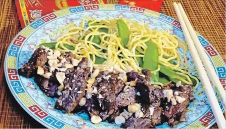  ?? LINDA GASSENHEIM­ER TNS ?? Chinese Garlic Steak: To make the meal even faster, buy beef cut for stir-frying at the market.