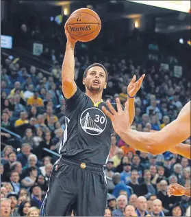  ?? FOTO: AP ?? Stephen Curry, base de los Golden State Warriors, frente a los Brooklyn Nets