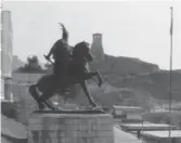  ?? ?? Në foto;
monumenti i Skënderbeu­t në Tiranë
monumenti i Skënderbeu­t në Krujë