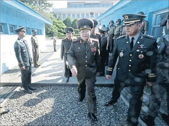  ?? HANDOUT / REUTERS ?? El general norcoreano An (izquierda) y su colega surcoreano Kim se reunieron ayer en la casa de la Paz en Panmunjom