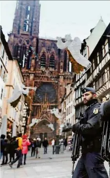  ?? APA, AP ?? Schwer bewaffnete Einheiten in der Straßburge­r Altstadt