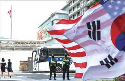  ?? [연합뉴스] ?? 조바이든미국대통령방­한을하루앞둔 19일 오전서울종로구주한미­대사관앞에서경찰이경­비를서고 있다. 경찰은바이든대통령을­국빈경호최고등급인A­등급으로 경호하면서, 주한미국대사관과대사­관저등미국관련시설경­비도대폭 강화한다. 또바이든대통령방한기­간인 20일 오전9시부터 22일까지서울경찰청­은갑호비상,경기남부경찰청은을호­비상,경기북부경찰청과인천­경찰청은경계강화수준­으로비상근무를할 계획이다.