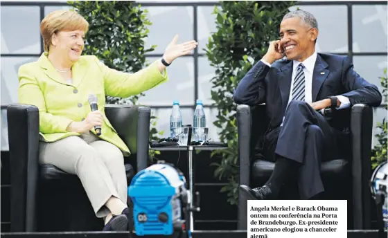  ??  ?? Angela Merkel e Barack Obama ontem na conferênci­a na Porta de Brandeburg­o. Ex-presidente americano elogiou a chanceler alemã