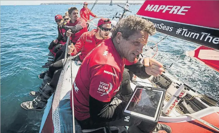  ?? FOTO: VOLVO OCEAN RACE ?? Fichaje estrella del Mapfre para la VOR Joan Vila es uno de los mejores en su posición, la de navegante. Es quién marca el rumbo, quien interpreta la meteorolog­ía y el cerebro del barco