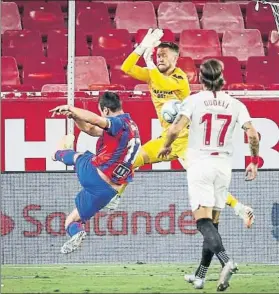  ?? FOTO: LALIGA ?? Remate acrobático de Kike García en un duelo contra el Sevilla