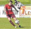  ?? FOTO: DEREK SCHUH ?? Jonas Schuler und der TSV Berg können sich mit einem Sieg gegen den VfB Neckarrems auf den Relegation­splatz retten.