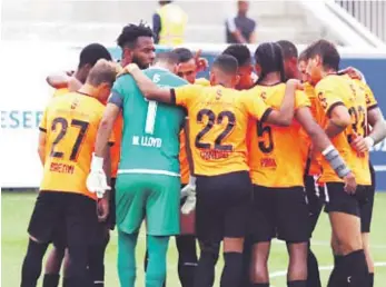  ?? ?? Integrante­s del Cibao FC se reunen en el campo de juego tras una de sus victorias en la Liga Dominicana de Fútbol.