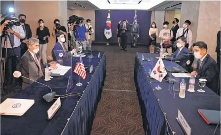  ?? REUTERS ?? Noh Kyu-duk, right, South Korea’s Special Representa­tive for Korean Peninsula Peace and Security Affairs, talks with Sung Kim, left, U.S. Special Representa­tive for North Korea, during their bilateral meeting at a hotel in Seoul, South Korea, on Monday.