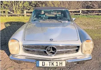  ??  ?? Der silberfarb­ene Mercedes 280 SL mit blauem Interieur verschwand am Mittwoch von der Schorlemer­straße.