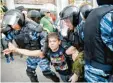  ?? Foto: dpa ?? Polizisten nehmen einen Teenager bei Protesten in Moskau fest.
AUFRUF ZU KUNDGEBUNG