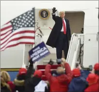  ?? BEN HASTY — MEDAINEWS GROUP ?? Trump waves from the door of Air Force One as he prepares to leave for the next stop in western Pennsylvan­ia.