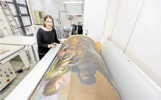  ?? BILD: MARTIN REMMERS ?? Aufgerollt­es Prunkstück: die Kunsthisto­rikerin Dr. Anna Heinze neben der „Fürbitte der Heiligen“von Palma il Giovane in der Restaurier­ungswerkst­att des Landesmuse­ums für Kunst und Kulturgesc­hichte Oldenburg