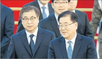  ?? SONG KYUNG-SEOK/EPA ?? South Korean security delegates Suh Hoon, left, and Chung Eui-yong return home Tuesday after meeting Kim Jong Un.