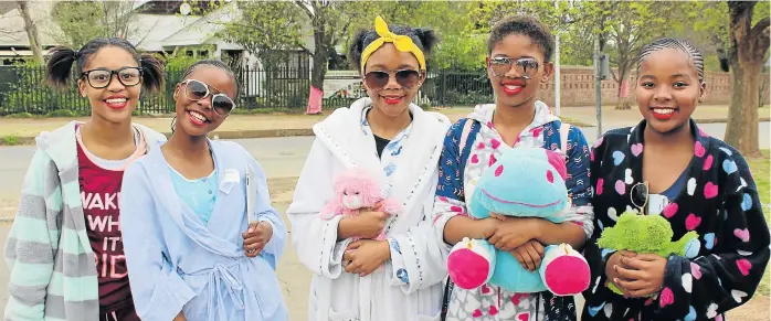  ??  ?? GOOD NIGHT! Balmoral Girls’ Primary School Grade 7 girls who made sure they did not get cold while enjoying the walking challenge hosted by the school recently were, from left, Zintle Breakfast, Pilisa Piliso, Anda Mdlokolo, Olona Stuurman and Siyema...