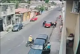  ?? Fotos: captura de vídeo y cortesía ?? Un vídeo de seguridad captó el momento en que los implicados se bajaban del carro.