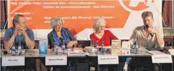  ?? FOTO: JULIA BAUMANN ?? Diskutiere­n über das jetzige und künftige Wirtschaft­ssysteme (von links): Max Otte, Renate Börger, Ulrike Herrmann und Christian Felber.