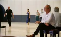  ?? (Photo Alice Blangero) ?? Dans un coin du studio, Bertrand Maillot suit la répétition et les gestes chorégraph­iques de son frère Jean-Christophe. Un échange qui inspire ensuite la partition musicale qu’il adapte pour ce ballet.