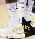  ?? Foto: dpa ?? Equality (Gleichheit) – fordert LeBron James mit seiner Schuh Aktion im Spiel der Cleveland Cavaliers gegen die Was hingston Wizards.