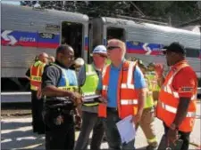  ?? KEVIN TUSTIN – DIGITAL FIRST MEDIA ?? SEPTA and EMS personnel coordinate their next moves for this emergency response training.