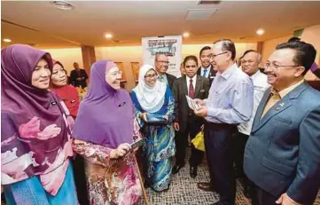  ?? BERNAMA PIC ?? Education director-general Datuk Dr Amin Senin with participan­ts in the YaPEIM workshop in Putrajaya yesterday.