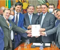  ??  ?? CÂMARA Bolsonaro entrega a Arthur Lira o projeto de privatizaç­ão