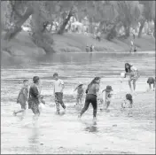  ?? XCA ?? Ya es una tradición que niños y adultos aprovechen las aguas de los ríos de Gualaceo y Paute en los feriados. /