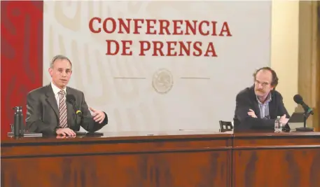  ??  ?? El subsecreta­rio de Prevención y Promoción de la Salud, Hugo López-Gatell, y el doctor Ruy López, durante la conferenci­a nocturna.