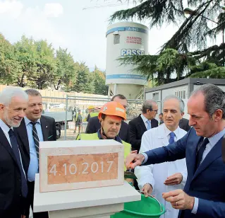  ??  ?? La prima pietra Zaia posa la prima pietra per i lavori all’ospedale di Negrar