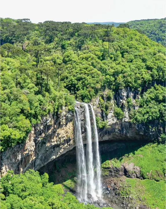 ??  ?? The nature of Cascata do Caracol, in Canela, a neighborin­g city of Gramado, is awesome.