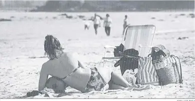  ?? JOSE LUIS ROCA ?? Una joven toma el sol en la playa del Rinconcill­o, en una imagen de finales de los 90.