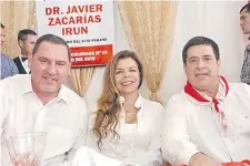  ??  ?? Javier Zacarías Irún (i), Sandra McLeod y Horacio Cartes.