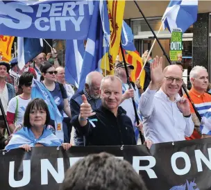  ??  ?? Thumbs up Pete Wishart MP at a pro-independen­ce march in Perth last year, but he has warned some fellow supporters against an advisory referendum