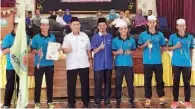 ??  ?? SMKA Mohd Ali yang memenangi emas dalam acara 4x100 meter lelaki bergambar bersama Mohd Kasim dan Haidon selepas majlis penyampaia­n hadiah.