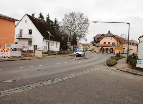  ?? Foto: Vicky Jeanty ?? Die Schrobenha­usener Straße in Pöttmes soll ausgebaut werden. Das Bild zeigt die Einmündung der von-Gumppenber­g-Straße.