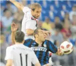  ?? KARL MERTON FERRON/BALTIMORE SUN ?? Manchester City defender Pablo Zabaleta (in white) battled Inter Milan forward Goran Pandev in the first half of a game at the Ravens’ stadium in Baltimore.