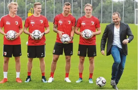  ?? Foto: Ulrich Wagner ?? Trainer Manuel Baum (rechts) am Ball, die vier Neuzugänge Felix Götze, André Hahn, Julian Schieber und Fredrik Jensen (von links) schauen zu. Künftig wird die Aufgaben verteilung wohl eher umgekehrt sein.