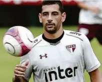  ?? Ronny Santos/folhapress ?? Diego Souza se esforça no treinament­o do Tricolor; recuperado de edema na coxa, ele joga o San-são