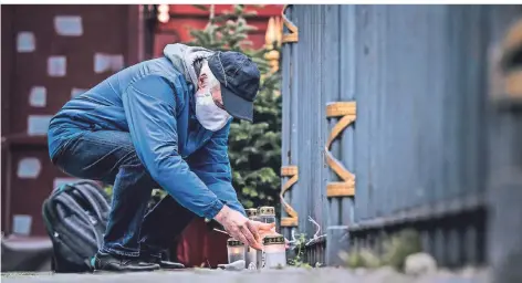  ?? RP-FOTO: ANDREAS BRETZ ?? Für die Corona-opfer wurden am Sonntag Kerzen entzündet.