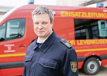  ?? FOTO: UWE MISERIUS (ARCHIV) ?? Branddirek­tor Hermann Greven leitet die Leverkusen­er Feuerwehr. Manche Einsätze seien durch äußere Einflüsse schwierige­r geworden, sagt er. Den Feuerwehrb­eruf findet er aber weiterhin attraktiv.