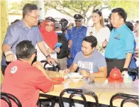  ??  ?? ABDUL Rahman (kiri) sedang beramah mesra dengan pelanggan di salah sebuah restoran di Inanam.