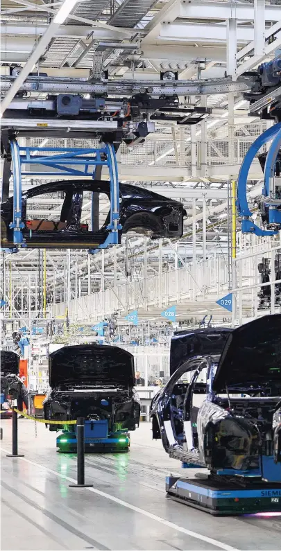  ?? ?? Een fabriek van Mercedes-Benz bij Stuttgart. De Duitse auto-industrie verliest snel terrein op concurrent­en uit China.