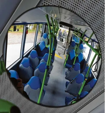  ?? Fotos: Marcus Merk ?? Die neuen Regionalbu­sse mit dem blau grün gelben Innenraum sollen für die Fahrgäste komfortabe­l sein. Sie sind ab Mai auf den Holzwinkel Linien unterwegs.