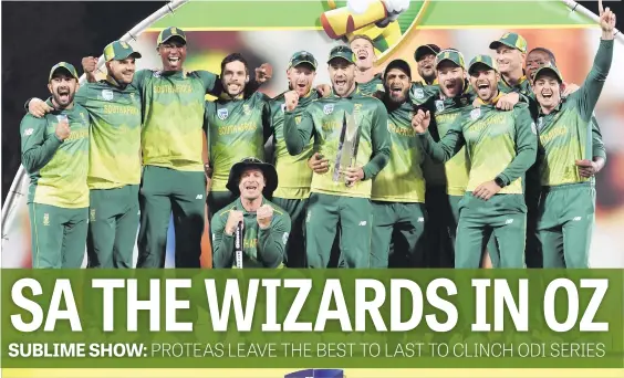  ?? Picture: AFP ?? HEROES. The Proteas celebrate with the trophy after defeating Australia in the third ODI in Hobart yesterday to clinch the series 2-1.