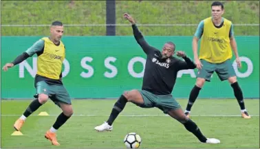 ??  ?? PREPARACIÓ­N. Quaresma toca el balón observado por Pepe durante un entrenamie­nto de Portugal.