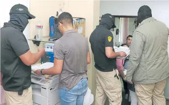  ??  ?? OPERATIVO. El jueves 27 de septiembre, investigad­ores de la Atic ingresaron al área administra­tiva del hospital Leonardo Martínez en busca de documentac­ión sobre la supuesta máquina.