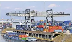  ?? FOTO: IMAGO IMAGES/BLICKWINKE­L ?? Wege für eine grünere Logistik, wie hier im Duisburger Hafen praktizier­t, suchen Branchenke­nner ab diesem Mittwoch in Berlin.