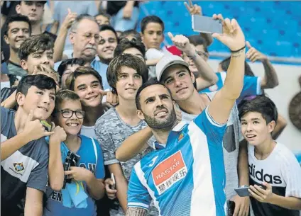  ?? FOTO: REP MORATA ?? Sergio Sánchez, selfie con los aficionado­s pericos El central de Mataró regresa a la que dice ser su casa