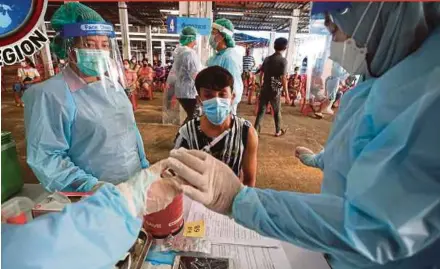  ?? EPA PIC ?? Health workers preparing a shot of CoronaVac vaccine developed by China’s Sinovac Biotech, during a mass inoculatio­n drive at Bang Khae Market in Bangkok, Thailand, on March 17.