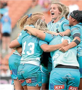  ?? GETTY ?? Tanya Kalounival­e consoles Chiefs captain Kennedy Simon, but it was all joy for Simon’s Matatu¯ counterpar­t Alana Bremner, at centre above, in Hamilton yesterday.